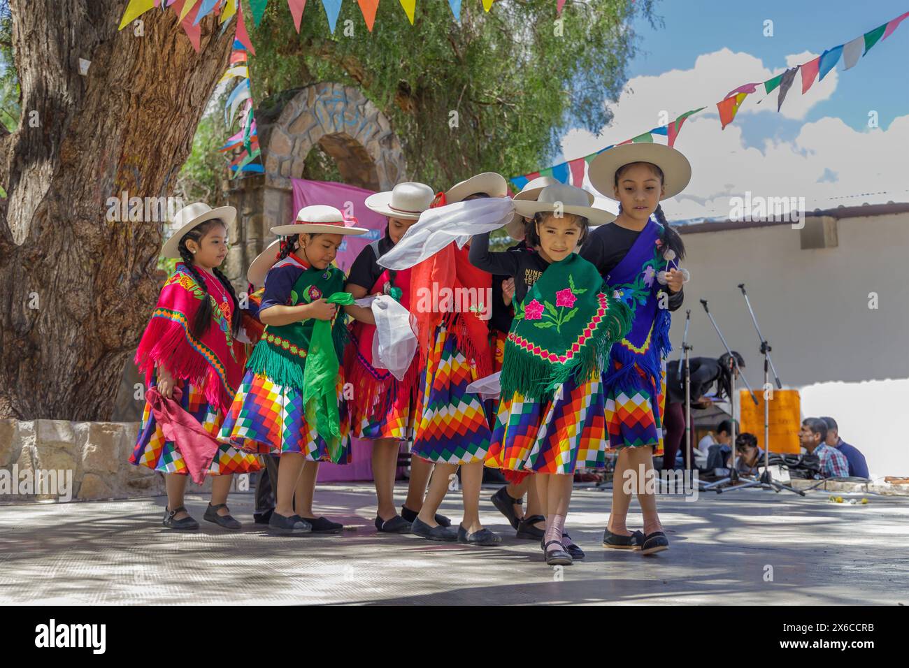 Jujuy, Argentina - 25 gennaio 2024: Festa a Humahuaca con ragazzi e ragazze che ballano in abiti tradizionali. Foto Stock