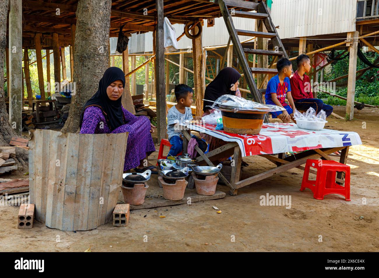 Gente nel villaggio di pescatori di Cai Rang nel delta del Mekong in Vietnam Foto Stock