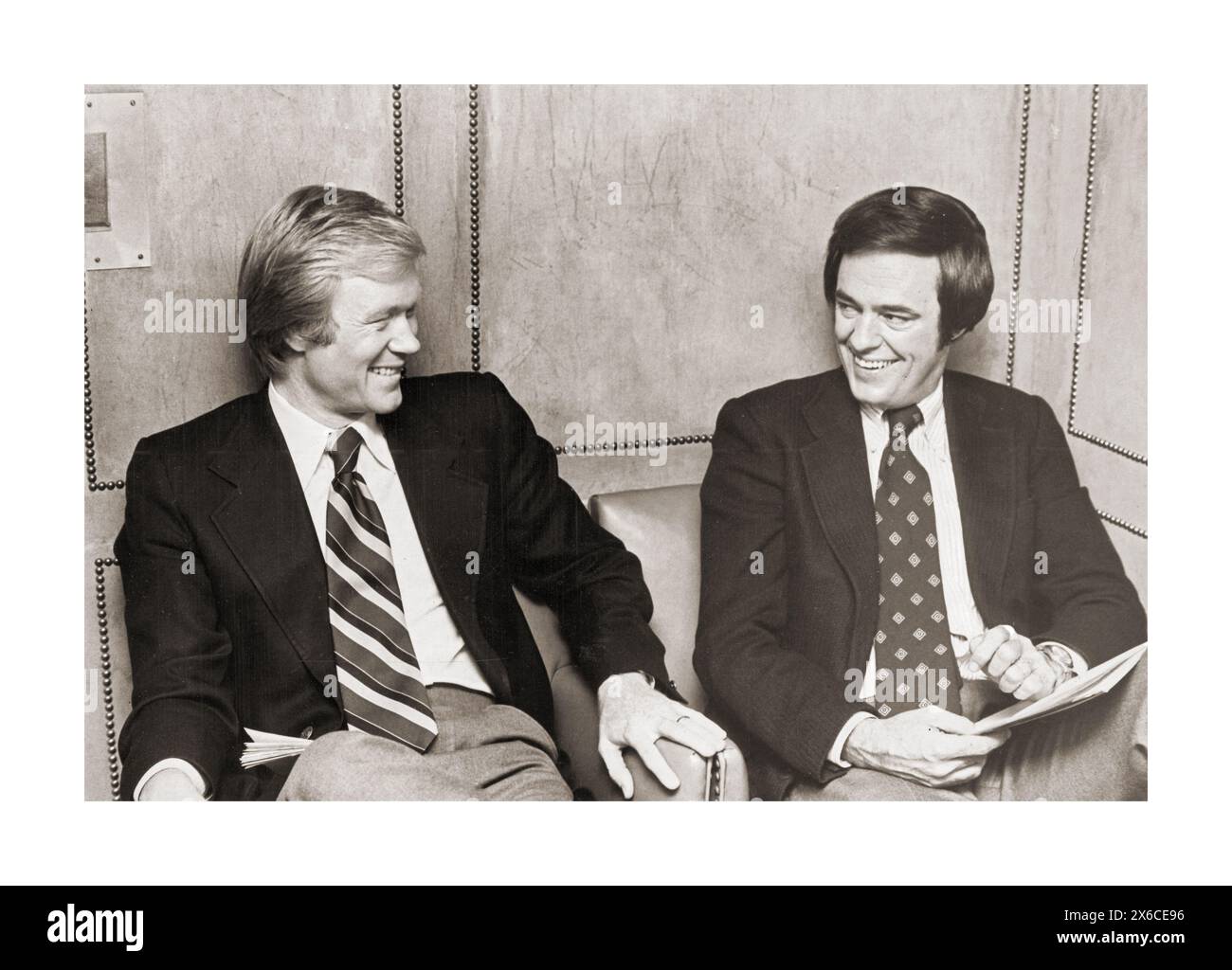 Una foto del 1979 dei giornalisti della NBC Chuck Scarborough e Jack Cafferty che condividono una risata. Presso gli studi della NBC al 30 Rock di Midtown Manhattan, New York City. Foto Stock