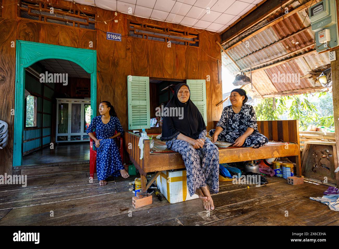 Gente nel villaggio di pescatori di Cai Rang nel delta del Mekong in Vietnam Foto Stock