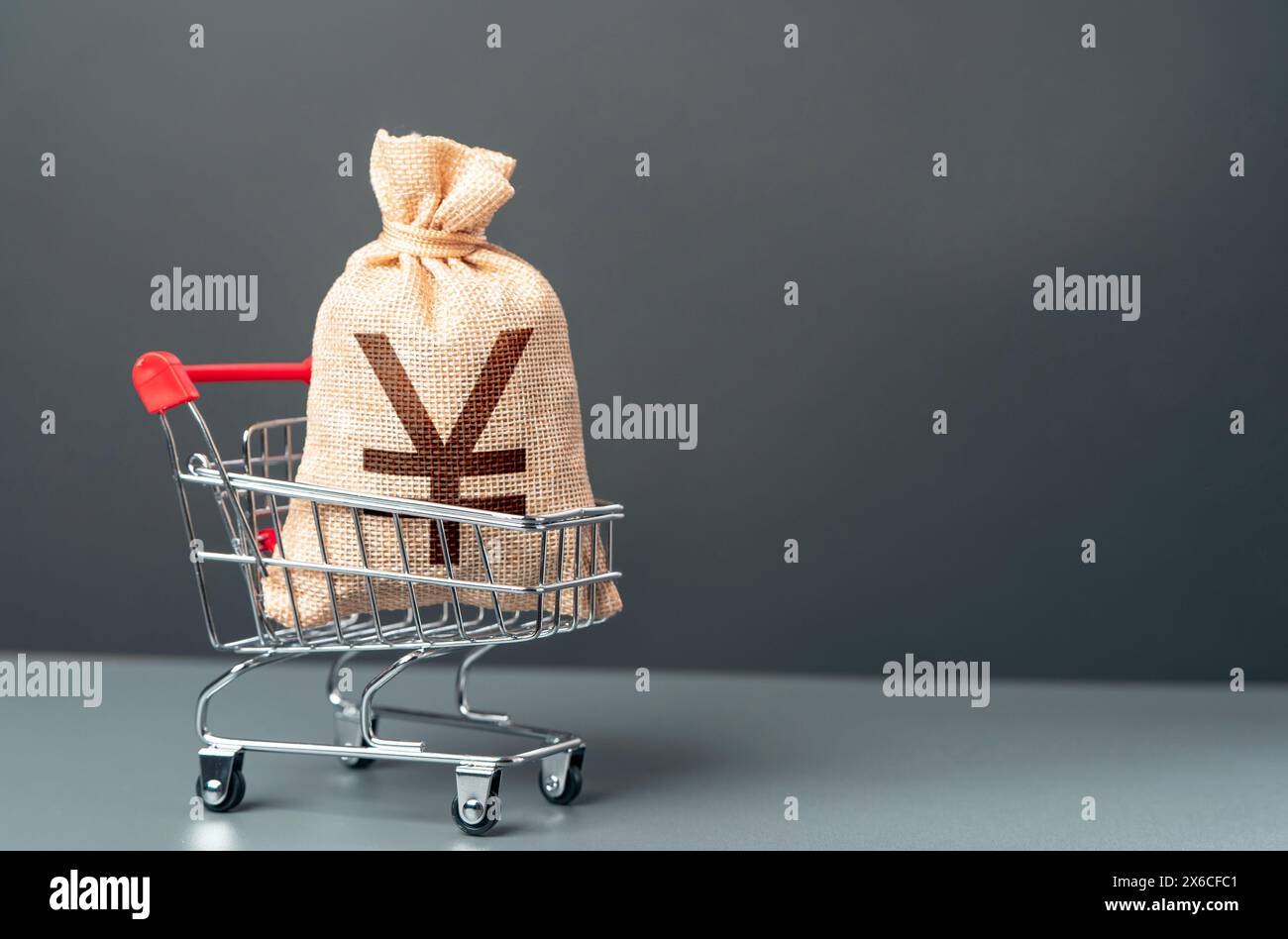 Carrello della spesa con un sacco grande di euro. Reddito extra. Potere d'acquisto degli acquirenti. Commercio e vendita al dettaglio. Tasse. Prezzi al consumo. Importazione di prodotti. Vinci mon Foto Stock