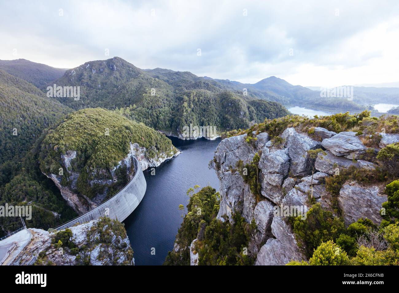 Vista della diga di Gordon in una fresca giornata estiva. Si tratta di un'unica diga ad arco in cemento a doppia curvatura con un passaggio attraverso il fiume Gordon vicino a Strathgo Foto Stock