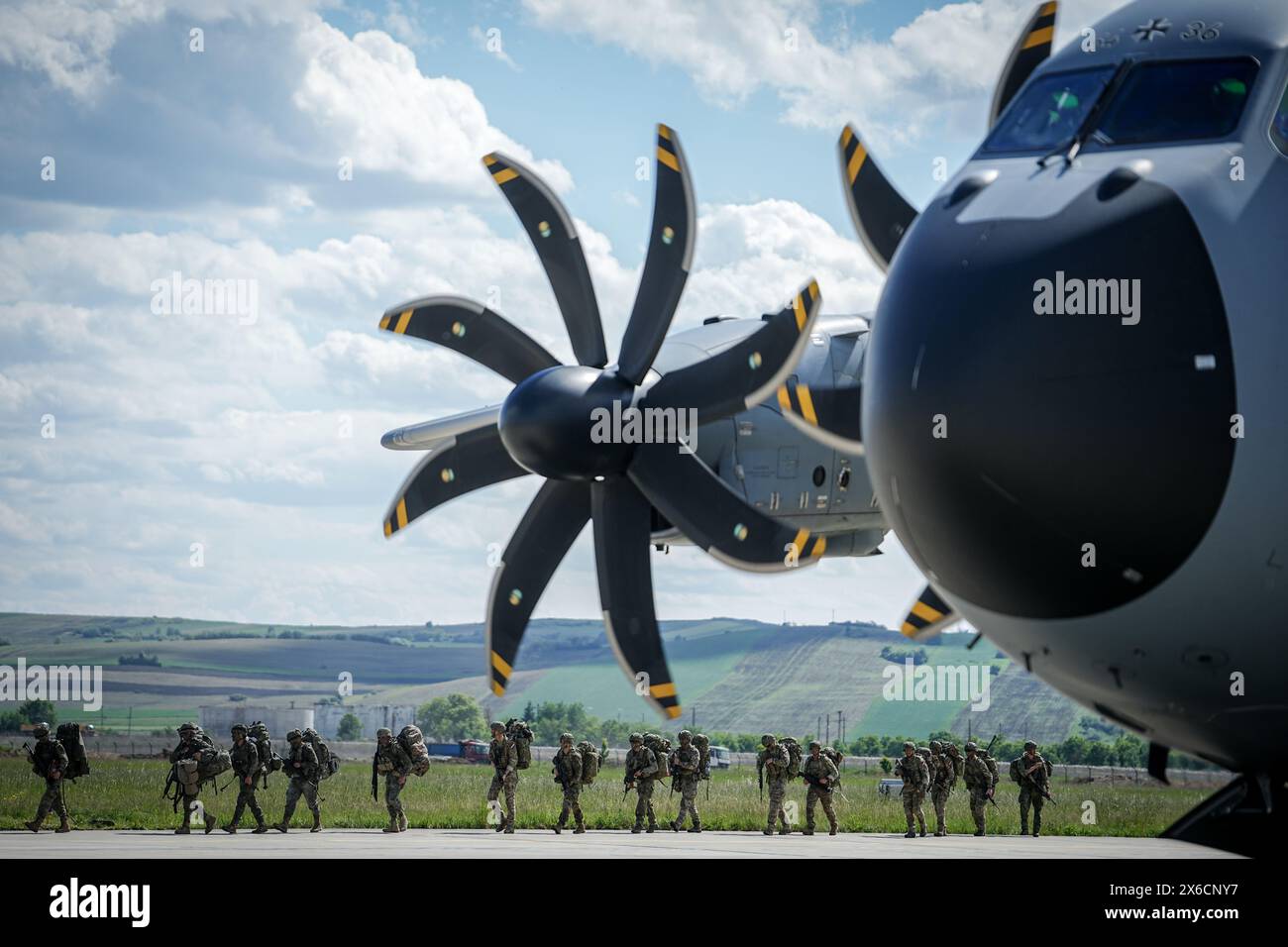 Campia Turzii, Romania. 14 maggio 2024. I soldati spagnoli arrivano alla 71a base aerea su un Airbus A400M. La NATO descrive l'esercitazione come la più grande operazione aviotrasportata dalla seconda guerra mondiale. Lo scenario dell'esercitazione è la liberazione di un campo d'aviazione contro le forze nemiche. Crediti: Kay Nietfeld/dpa/Alamy Live News Foto Stock