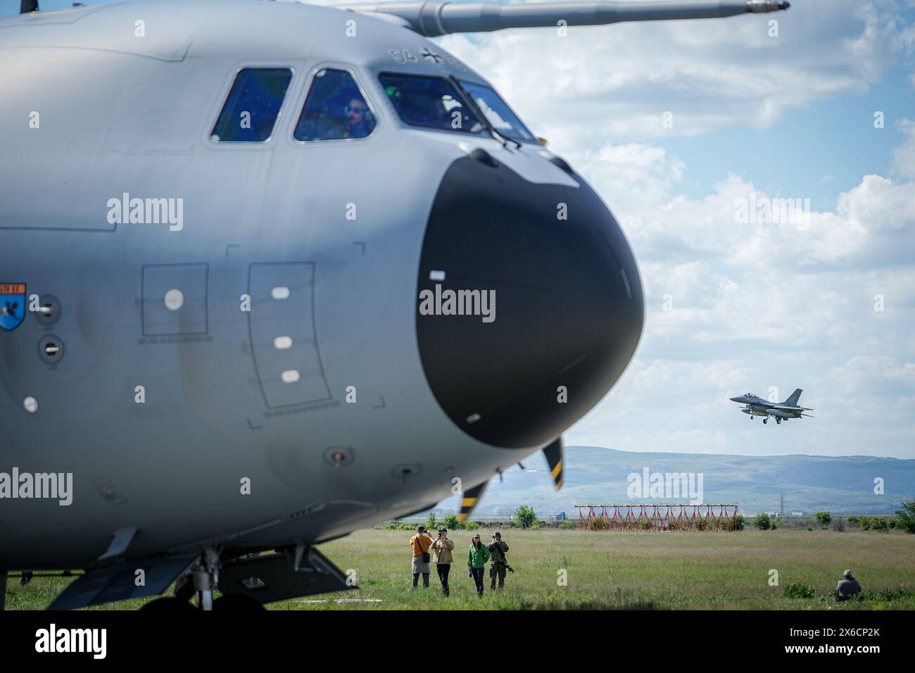 Campia Turzii, Romania. 14 maggio 2024. Un caccia F-16 dell'aeronautica militare rumena atterra alla 71st Airbase dietro l'Air Force Airbus A400M. La NATO descrive l'esercitazione come la più grande operazione aviotrasportata dalla seconda guerra mondiale. Lo scenario dell'esercitazione è la liberazione di un campo d'aviazione contro le forze nemiche. Crediti: Kay Nietfeld/dpa/Alamy Live News Foto Stock
