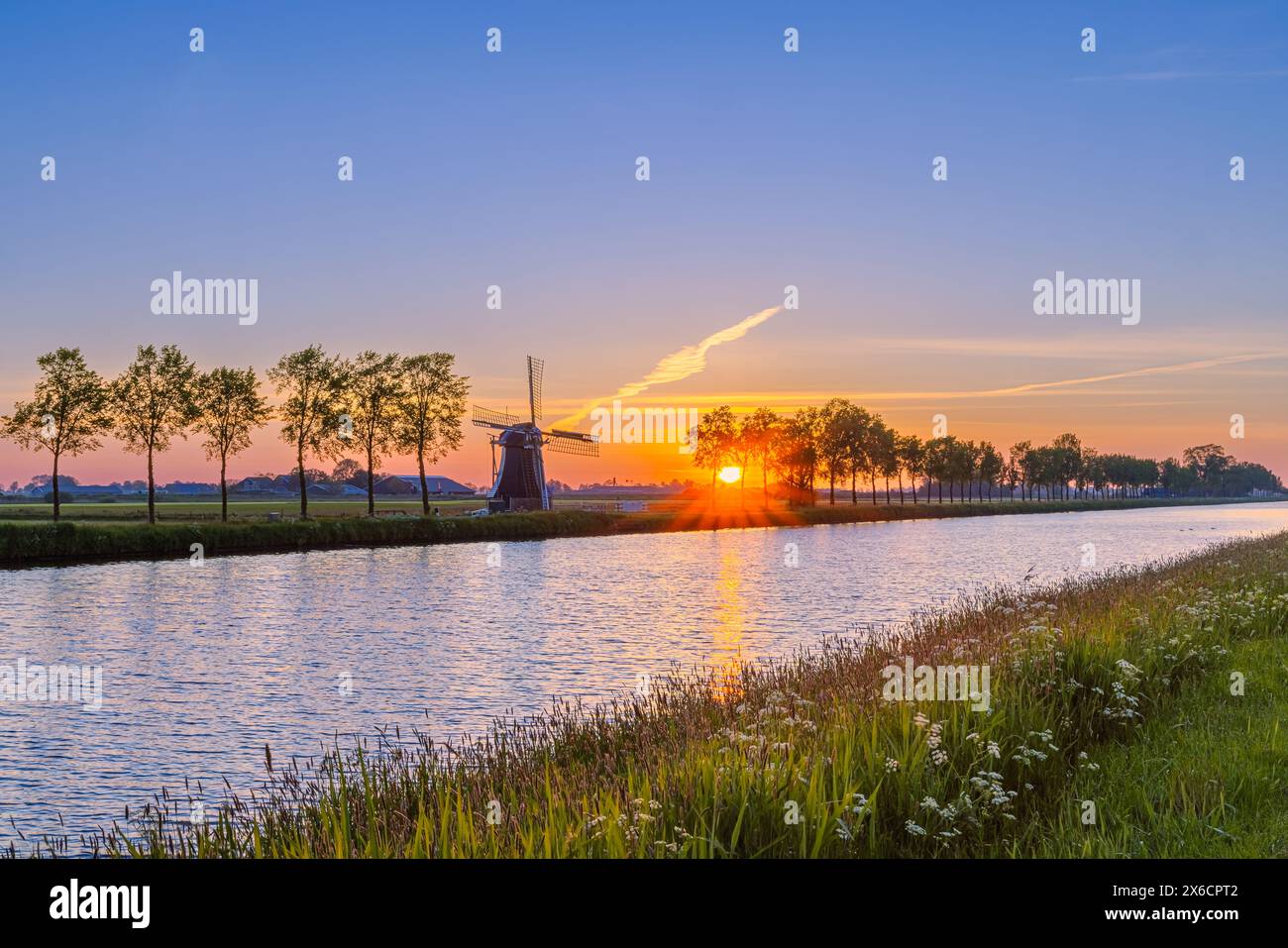 Un'alba in primavera presso il mulino Zwakkenburger (di solito chiamato Zwakkenburger), un mulino polder a sud del villaggio di Niezijl, ad est di Grijpskerk ne Foto Stock