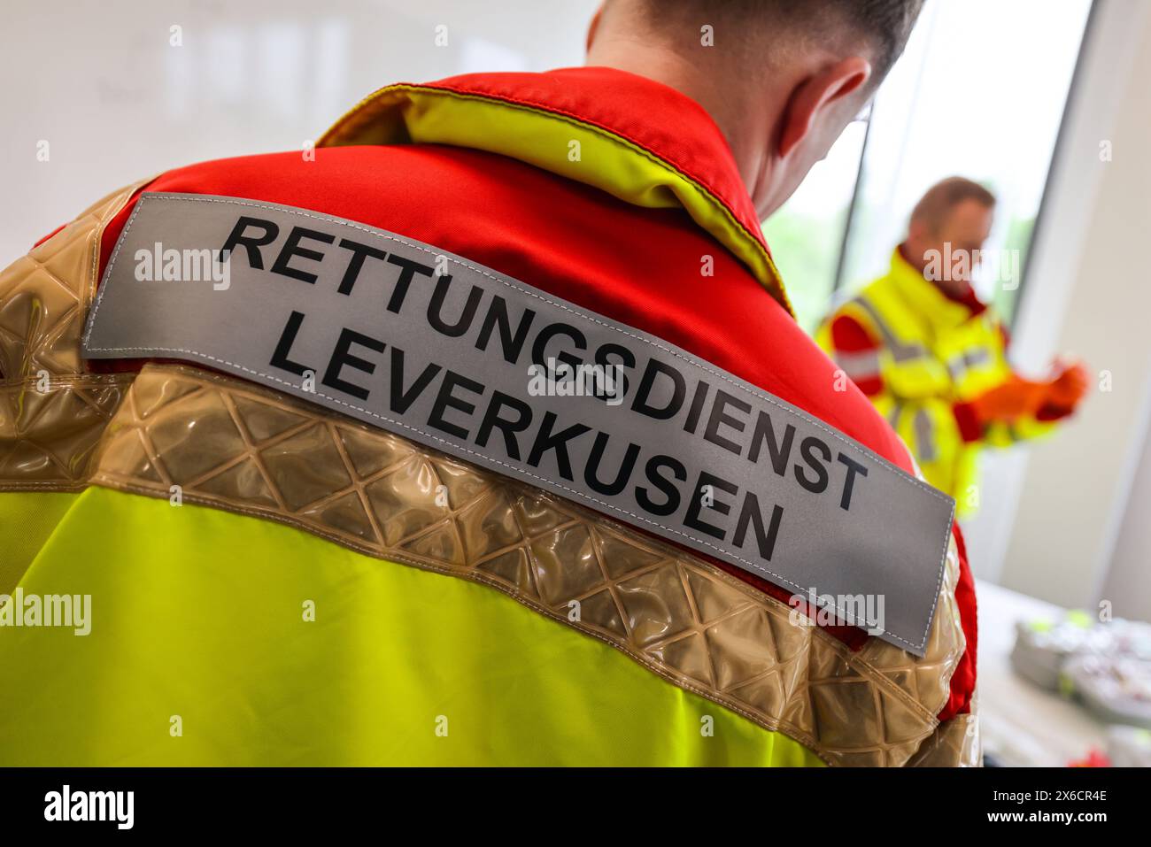 Leverkusen, Germania. 7 maggio 2024. I soccorritori esercitano le cure di emergenza durante un esercizio in sala d'urto da parte dei vigili del fuoco di Leverkusen. Un esercizio in sala d'urto in sala rianimazione fa parte del pronto soccorso per il ricovero in ospedale. Viene utilizzato per il trattamento iniziale di pazienti gravemente malati e gravemente feriti. L'obiettivo è diagnosticare e trattare le malattie o lesioni più pericolose per la vita il più rapidamente possibile. Crediti: Oliver Berg/dpa/Alamy Live News Foto Stock