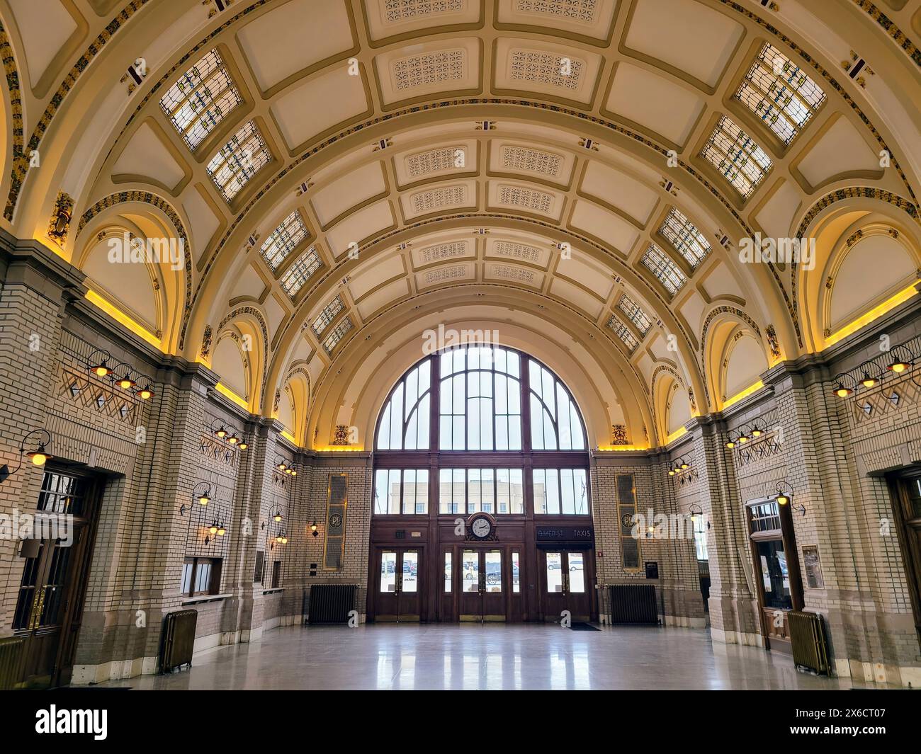 Elegante interno della stazione ferroviaria storica con vetrate colorate, Fort Wayne Foto Stock