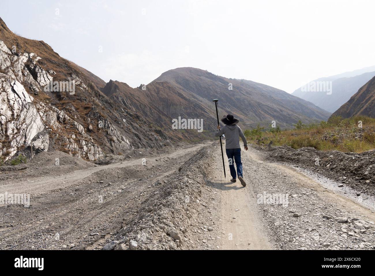 (240514) -- DONGCHUAN, 14 maggio 2024 (Xinhua) -- il ricercatore li Xiaoyu misura il cambiamento dei canali di flusso dei detriti con attrezzature di mappatura presso la gola di Jiangjiagou nel distretto di Dongchuan di Kunming, nella provincia dello Yunnan, nella Cina sud-occidentale, 7 maggio 2024. La gola di Jiangjiagou, situata nel bacino del fiume Xiaojiang, era una frequente frana. Nel 1961, una stazione di osservazione e ricerca dei flussi di detriti, nota come stazione di Dongchuan, è stata fondata nell'area di Jiangjiagou. Da allora, diverse generazioni di ricercatori hanno osservato e studiato i flussi di detriti e hanno stabilito una disgregazione completa Foto Stock