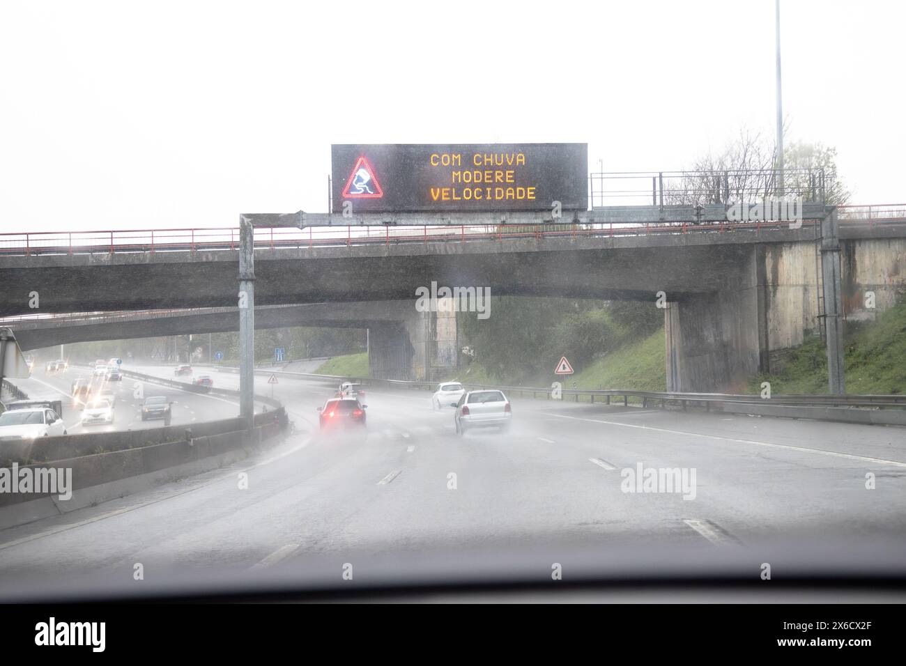 Immagine della sezione della circonvallazione interna, VCI, Porto, Portogallo. Traffico locale durante una giornata di cattive condizioni meteorologiche con forte pioggia. Foto Stock