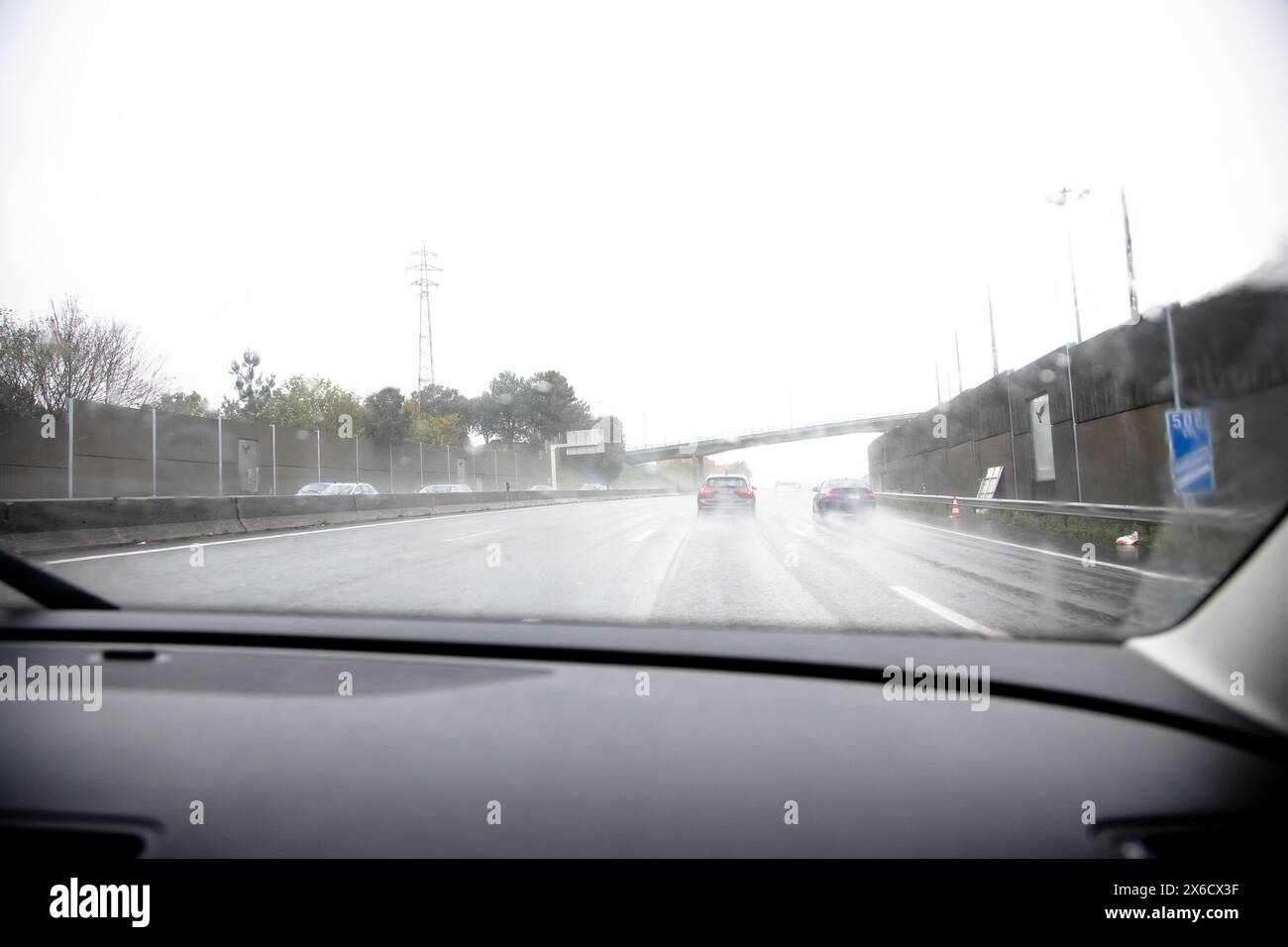 Immagine della sezione della A3 Porto, Braga, Portogallo. Il traffico è condizionato a causa delle cattive condizioni atmosferiche con forti piogge. Foto Stock