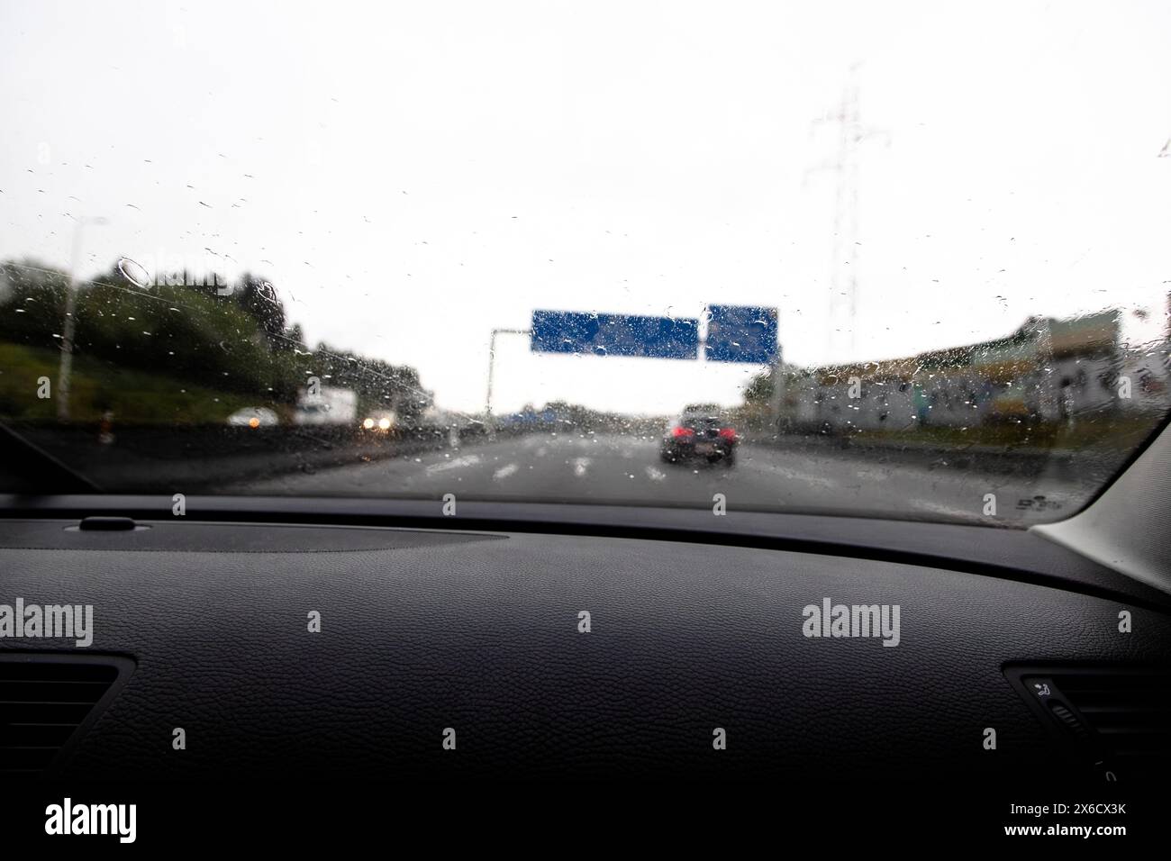 Immagine della sezione della A3 Porto, Braga, Portogallo. Il traffico è condizionato a causa delle cattive condizioni atmosferiche con forti piogge. Foto Stock