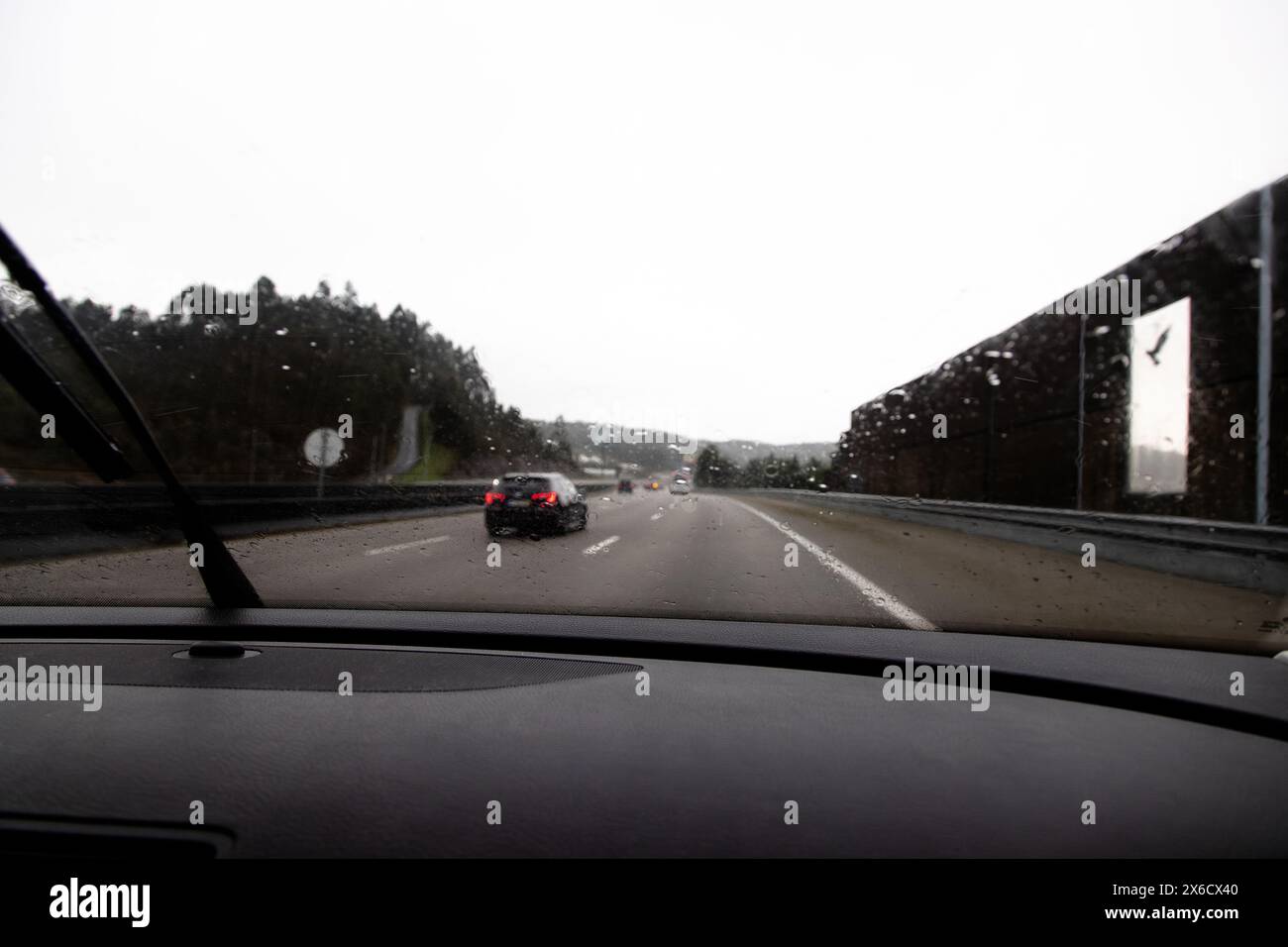Immagine della sezione della A3 Porto, Braga, Portogallo. Il traffico è condizionato a causa delle cattive condizioni atmosferiche con forti piogge. Foto Stock
