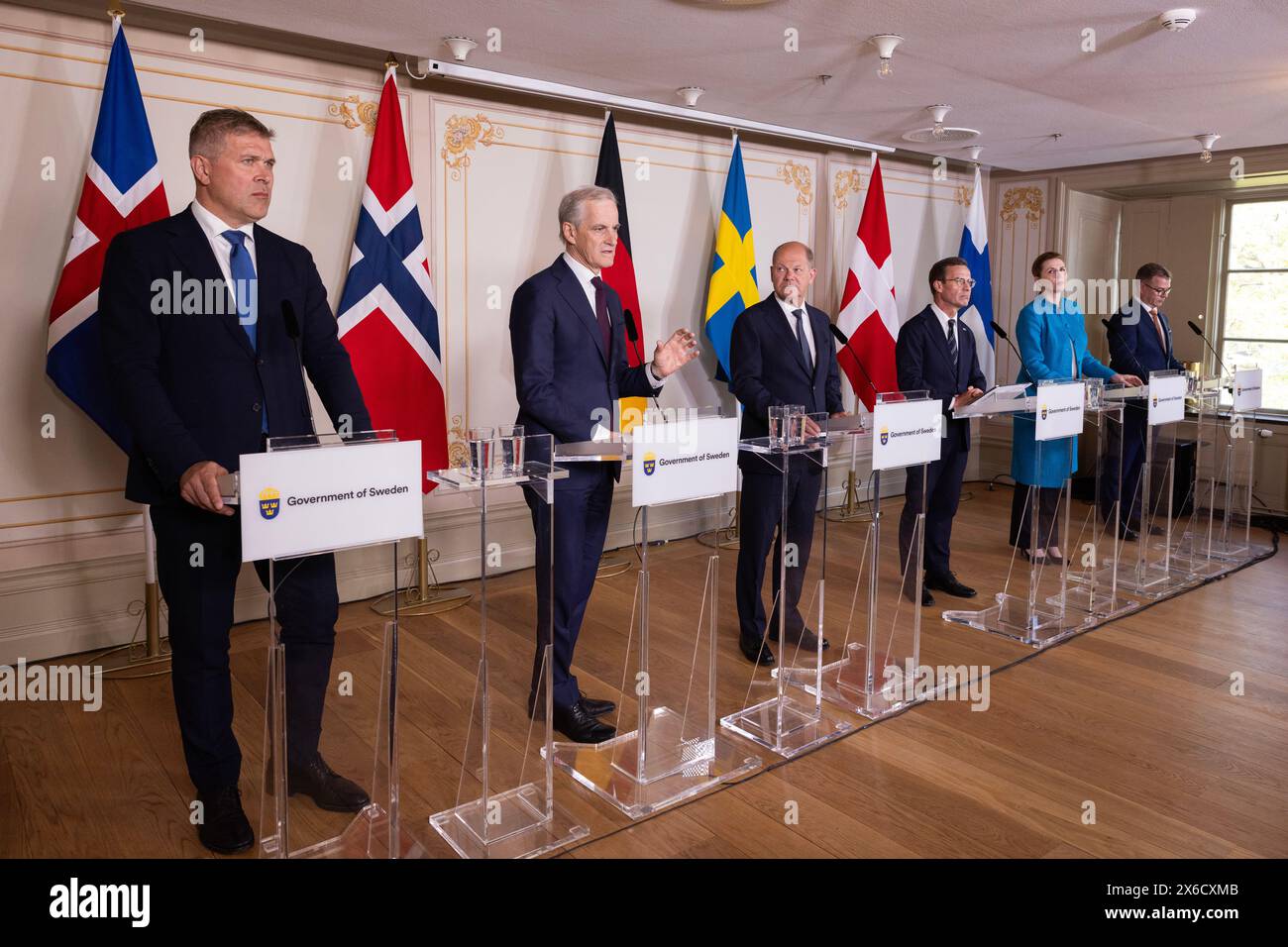 (240514) -- STOCCOLMA, 14 maggio 2024 (Xinhua) -- primo ministro islandese Bjarni Benediktsson (1a L), primo ministro norvegese Jonas Gahr Store (2a L), cancelliere tedesco Olaf Scholz (3a L), primo ministro svedese Ulf Kristersson (3a R), primo ministro danese mette Frederiksen (2a R) il primo ministro finlandese Petteri Orpo ha partecipato a una conferenza stampa a Stoccolma, Svezia, il 13 maggio 2024. Una dichiarazione comune sul futuro della competitività, della sicurezza e della crescita nella regione nordica è stata firmata dai capi dei cinque stati in occasione di un vertice nordico tenutosi lunedì in Svezia. I due giorni Foto Stock