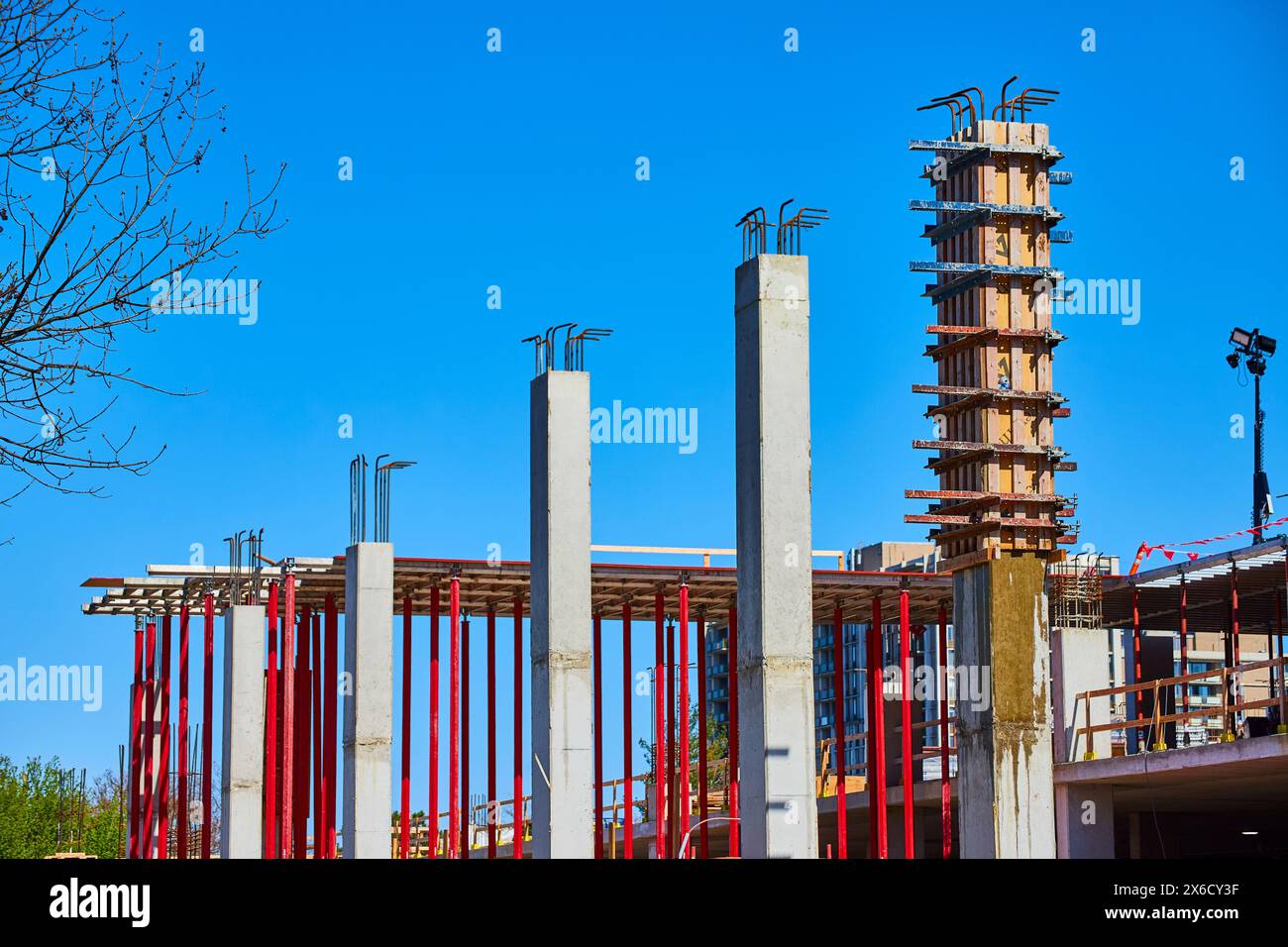 Cantiere dinamico con ponteggi e colonne in cemento, Fort Wayne Foto Stock