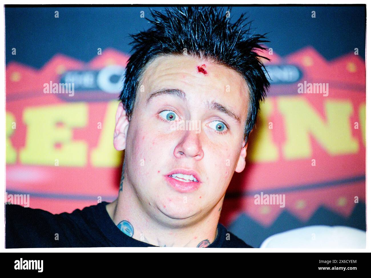 PAPA ROACH, READING FESTIVAL, 2001: Il cantante Jacoby Shaddix della band Papa Roach con una cicatrice ferita sulla fronte dietro le quinte al Reading Festival, Reading, Regno Unito, il 26 agosto 2001. Foto: Rob Watkins. INFO: Papa Roach, un gruppo rock statunitense formatosi a Vacaville, California, nel 1993, è salito alla ribalta con la loro fusione di nu-metal e alternative rock. Successi come "Last Resort" e "Scars" li hanno spinti alla fama, consolidando il loro status di icone della scena rock dei primi anni '2000. Foto Stock