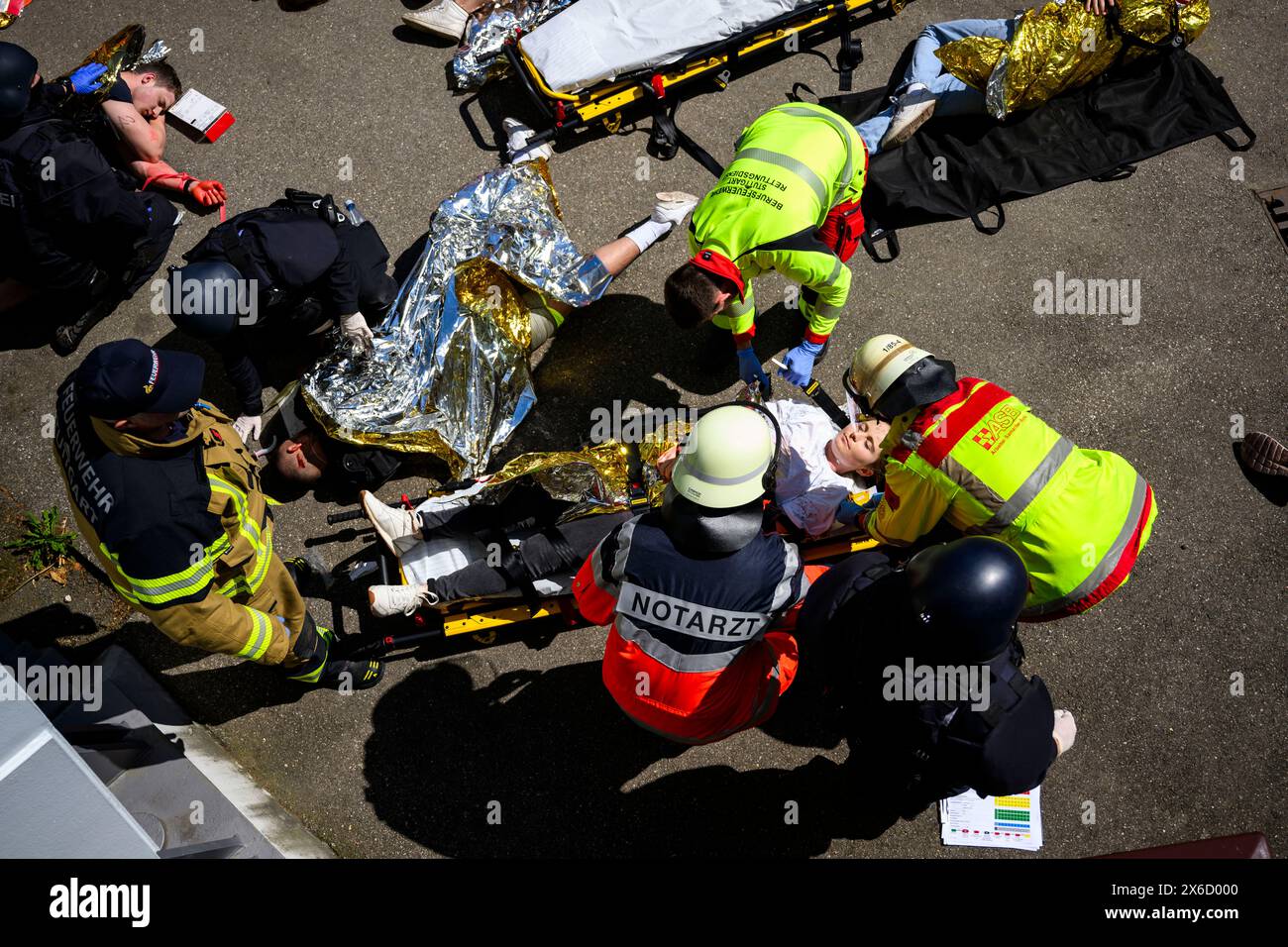 Stoccarda, Germania. 14 maggio 2024. I servizi di emergenza assistono le persone in un punto di raccolta di fronte allo stadio durante un esercizio pratico per una situazione di emergenza al Campionato europeo di calcio. Cinque delle 51 partite si svolgeranno nella MHP Arena di Stoccarda. I servizi di emergenza della polizia, dei servizi di soccorso e di altre autorità e organizzazioni con compiti di sicurezza si preparano intensamente agli eventi con un'esercitazione. Credito: Tom Weller/dpa/Alamy Live News Foto Stock