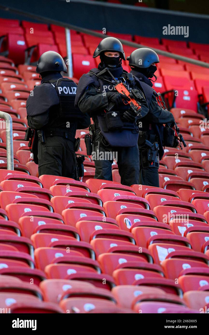 Stoccarda, Germania. 14 maggio 2024. Gli agenti di polizia si trovano nella MHP Arena durante un esercizio pratico di una situazione operativa per il Campionato europeo di calcio. Cinque delle 51 partite si svolgeranno nella MHP Arena di Stoccarda. I servizi di emergenza della polizia, dei servizi di soccorso e di altre autorità e organizzazioni con compiti di sicurezza si stanno preparando intensamente agli eventi con un esercizio. Credito: Tom Weller/dpa/Alamy Live News Foto Stock