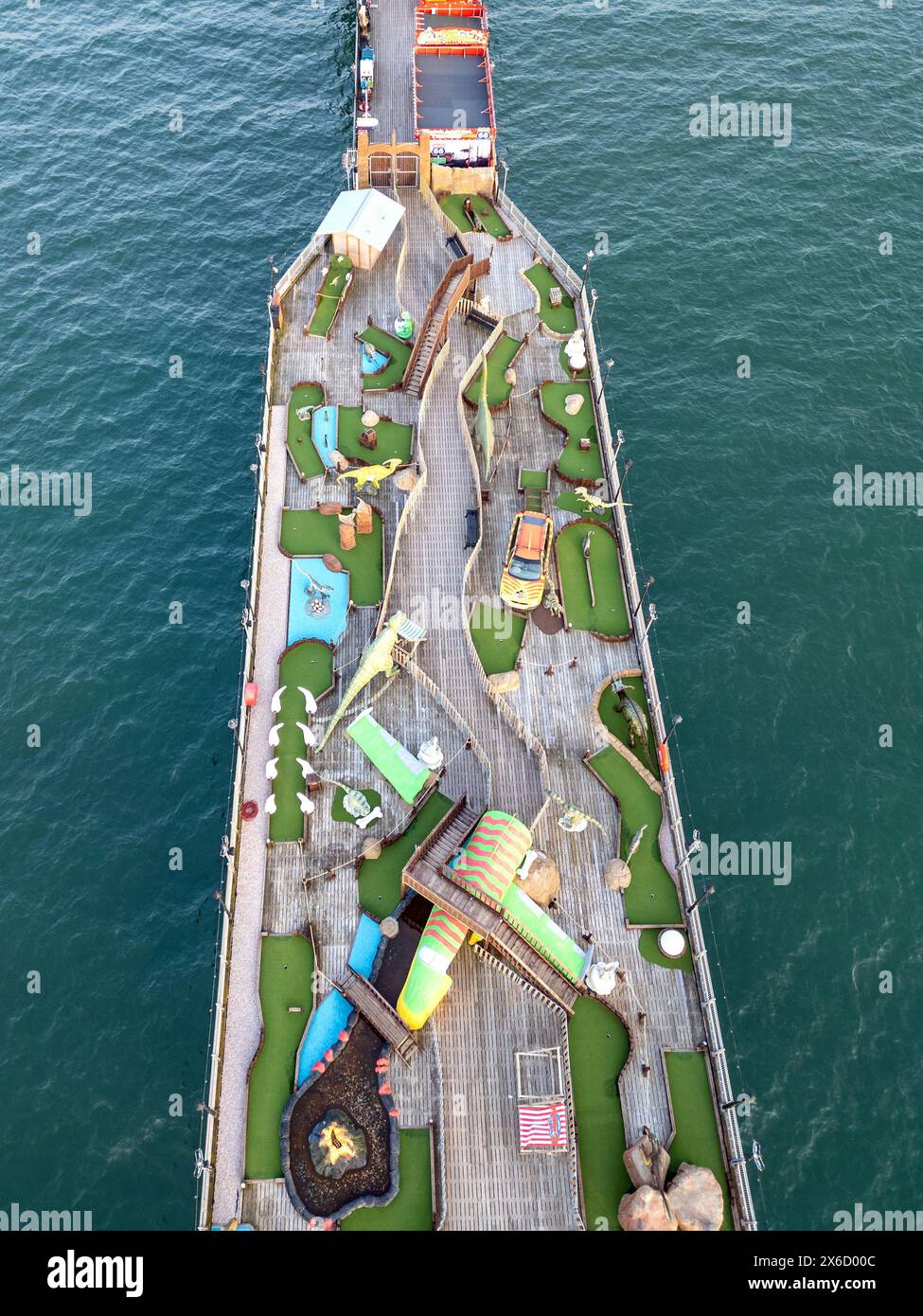 Immagine aerea di un pazzo campo da golf su un molo verso il mare Foto Stock