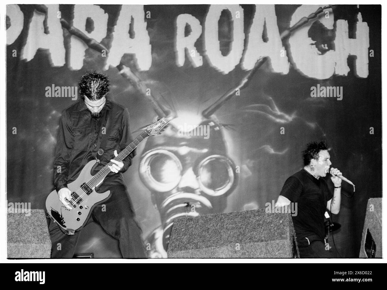 PAPA ROACH, READING FESTIVAL, 2001: Il chitarrista Jerry Horton e il cantante Jacoby Shaddix della band Papa Roach suonano al Reading Festival, Reading, Regno Unito, il 26 agosto 2001. Foto: Rob Watkins. INFO: Papa Roach, un gruppo rock statunitense formatosi a Vacaville, California, nel 1993, è salito alla ribalta con la loro fusione di nu-metal e alternative rock. Successi come "Last Resort" e "Scars" li hanno spinti alla fama, consolidando il loro status di icone della scena rock dei primi anni '2000. Foto Stock
