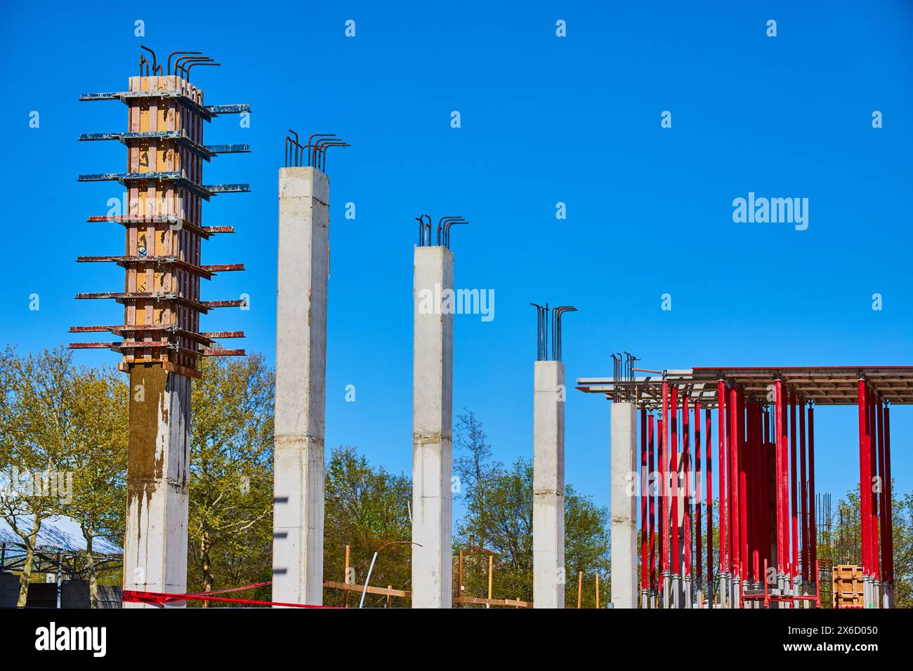 Pilastri in calcestruzzo e supporti in metallo nel cantiere, vista a livello visivo Foto Stock