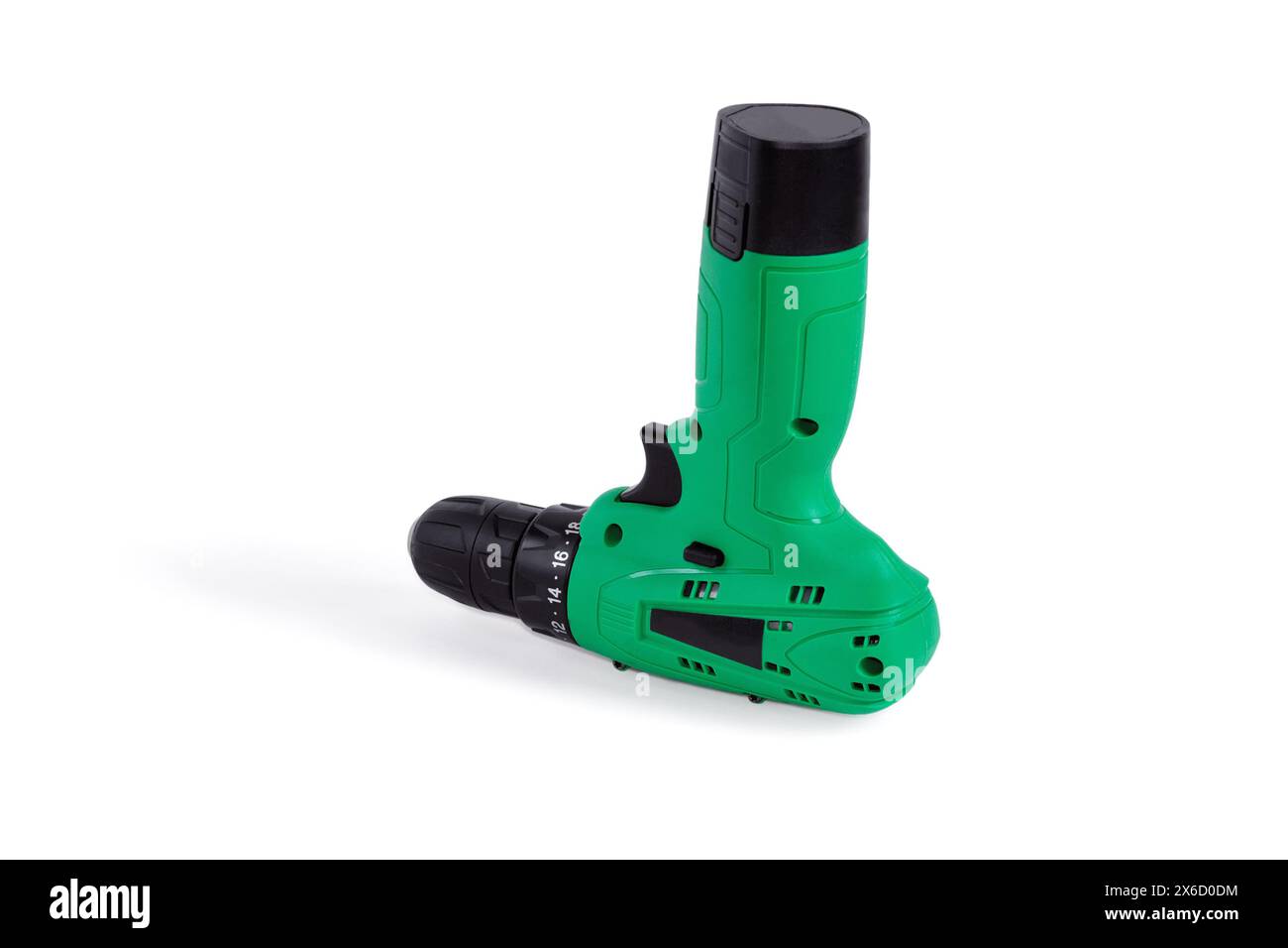 Avvitatore a batteria verde. Primo piano. Isolato su sfondo bianco. Foto Stock