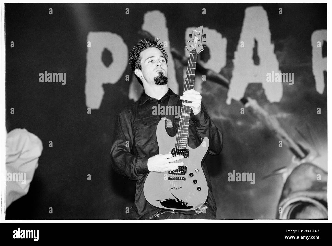 JERRY HORTON, PAPA ROACH, READING FESTIVAL, 2001: Il chitarrista Jerry Horton della band Papa Roach suona al Reading Festival, Reading, Regno Unito, il 26 agosto 2001. Foto: Rob Watkins. INFO: Papa Roach, un gruppo rock statunitense formatosi a Vacaville, California, nel 1993, è salito alla ribalta con la loro fusione di nu-metal e alternative rock. Successi come "Last Resort" e "Scars" li hanno spinti alla fama, consolidando il loro status di icone della scena rock dei primi anni '2000. Foto Stock