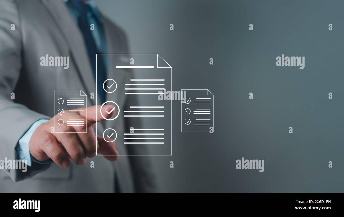 Uomo d'affari che utilizza le mani per controllare e compilare il modulo di sondaggio online sistema di gestione dei documenti DMS, controllo qualità e verifica Foto Stock