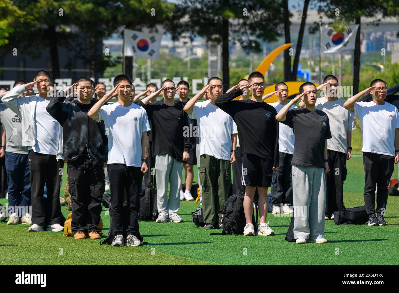 Yongin, Corea del Sud. 14 maggio 2024. I coscritti sudcoreani salutano alla cerimonia d'ingresso per unirsi al campo di addestramento della 55th Infantry Division a Yongin. La base per la coscrizione militare in Corea del Sud è la Costituzione della Repubblica di Corea, promulgata il 17 luglio 1948. La coscrizione è gestita dalla Military Manpower Administration, che è stata creata nel 1948. Credito: SOPA Images Limited/Alamy Live News Foto Stock