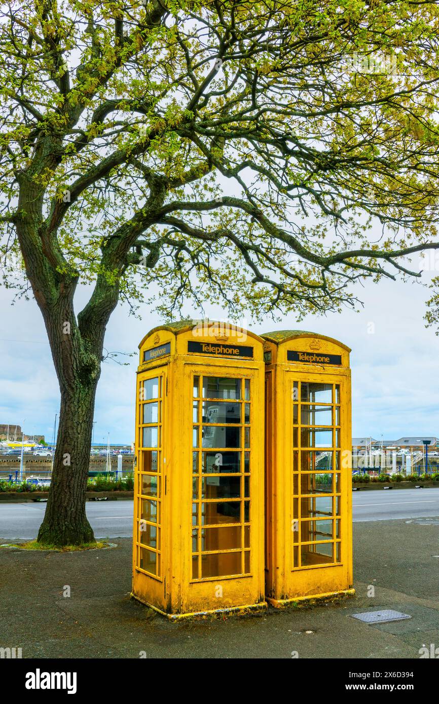 Cabine telefoniche di colore giallo vintage a St Peter Port a Guernsey, Isole del Canale Foto Stock