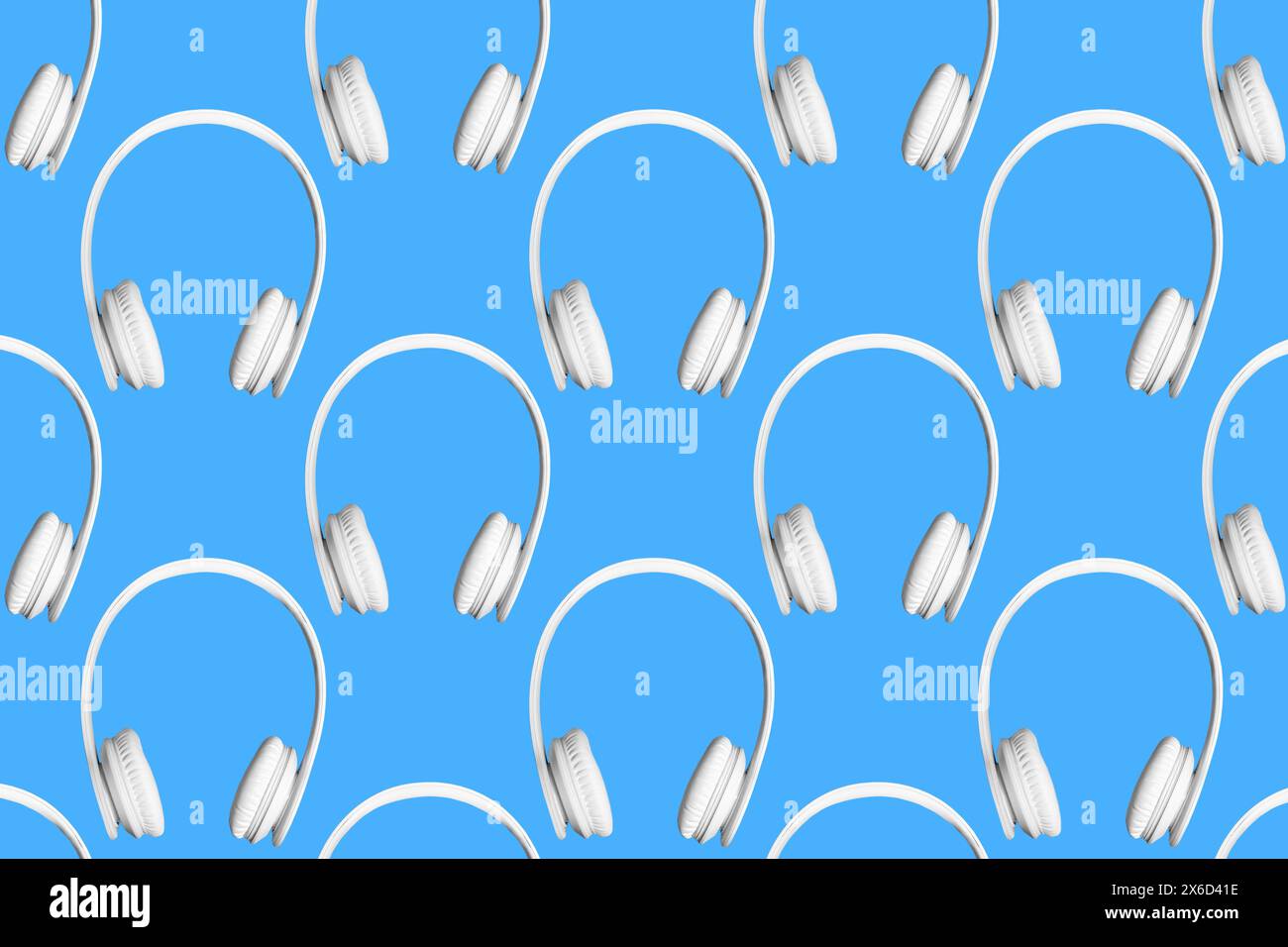 Moderno motivo di cuffie wireless bianche su sfondo blu. Foto Stock