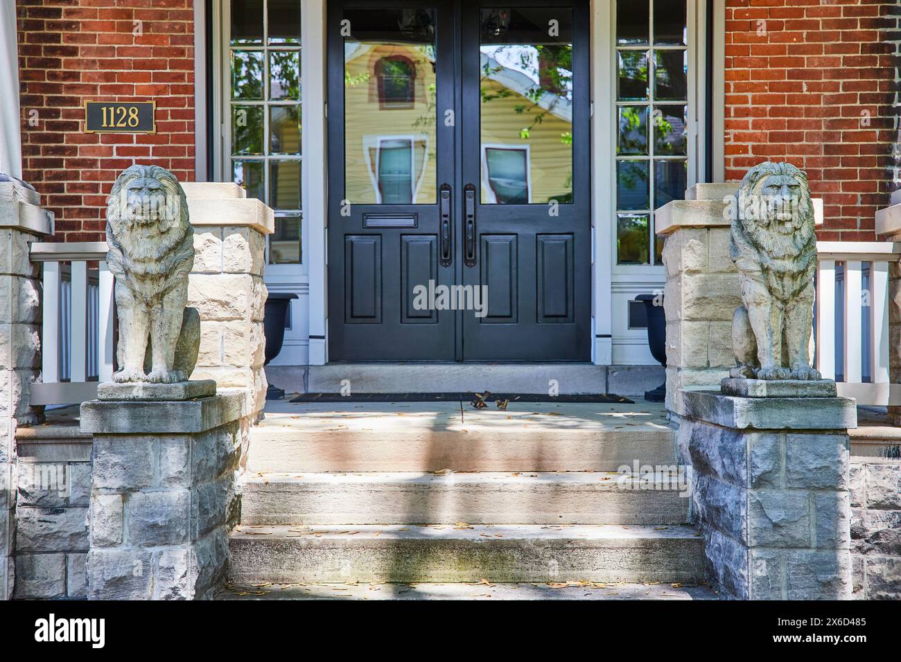 Elegante ingresso alla casa suburbana con statue dei leoni, Fort Wayne Foto Stock