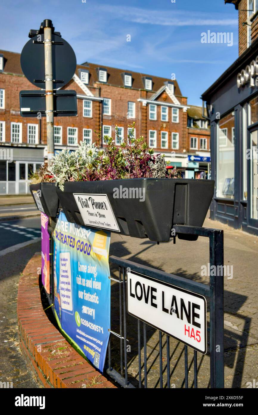 Cartello Love Lane Street, Pinner, Borough of Harrow, Inghilterra, Regno Unito Foto Stock