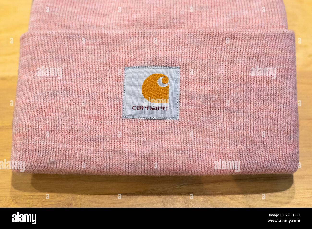 Primo piano di un berretto in maglia da uomo Carhartt con il logo il 9 marzo 2024 a Bangkok, Thailandia. Foto Stock