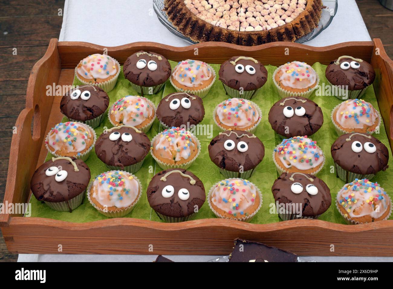 04.05.2024 muffin Deutschland/ Sachsen Anhalt/ Altmark/ Altmarkkreis Salzwedel/ Stadt Klötze/ Hohenhenningen/ Feuerwehrfest/ Kaffeetafel/ Kuchenbüfett/ selbst gebackene Kuchen/ Törtchen/ muffins/ ***Nutzung nur redaktionell*** ** 04 05 2024 muffin Germania Sassonia Anhalt Altmark Altmarkkreis Salzwedel Town Klötze Hohenhenningen pompieri party caffè buffet di torte da tavola, torte fatte in casa, cupcake, muffin, solo per scopi editoriali Foto Stock