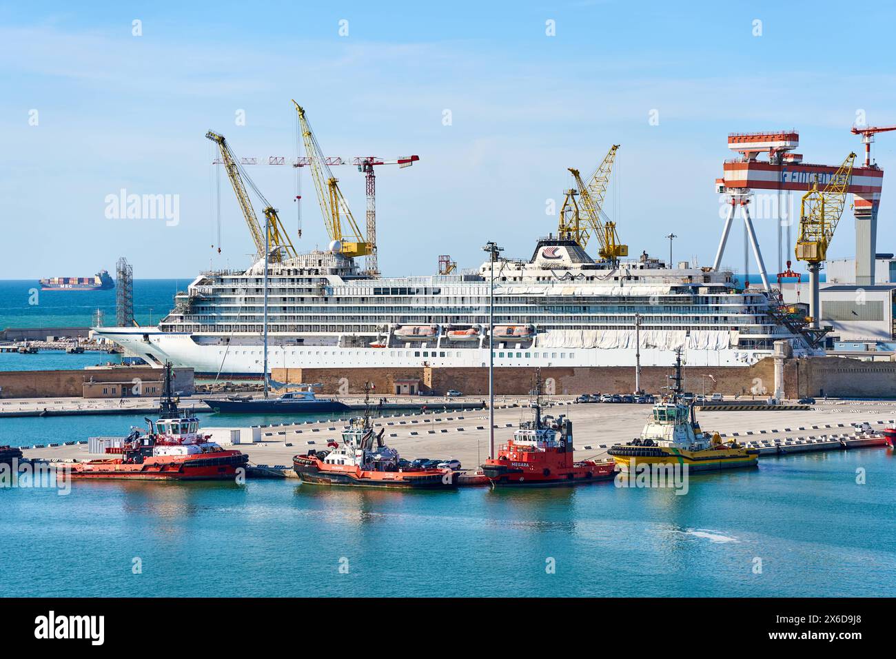 Ancona, Italia - 10 maggio 2024: La nave da crociera Viking Vela nel molo dei cantieri Fincantieri di Ancona. Nave della linea di crociera Viking Ocean Cruises *** Das Kreuzfahrtschiff Viking Vela im Baudock der Fincantieri Werft ad Ancona. Schiff der Kreuzfahrt Reederei Viking Ocean Cruises Foto Stock