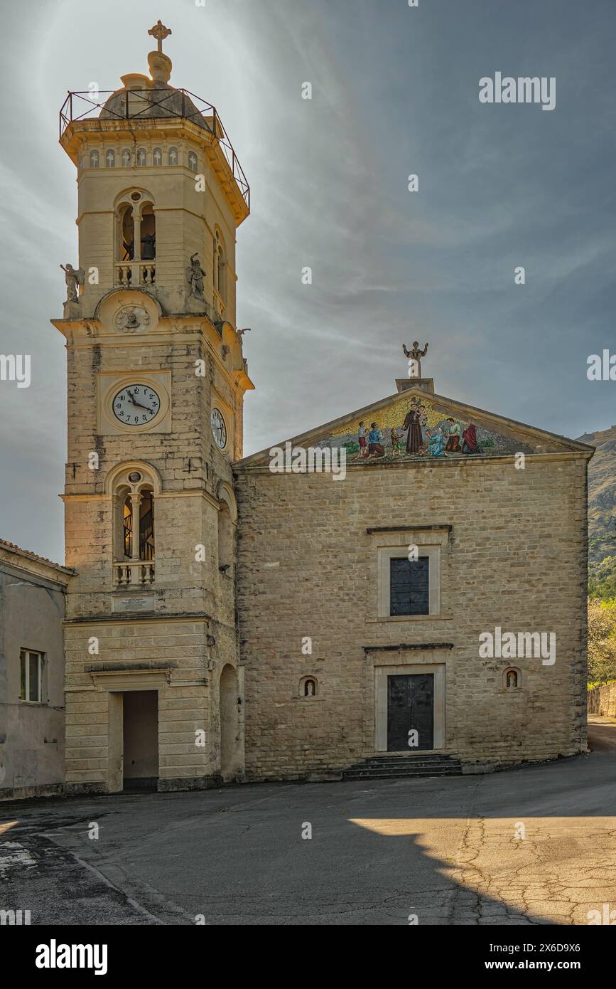 Facciata esterna façade con campanile e orologio del Monastero di Santa Maria della Misericordia in lama dei Peligni. Provincia di Chieti, Abruzzo, Italia Foto Stock