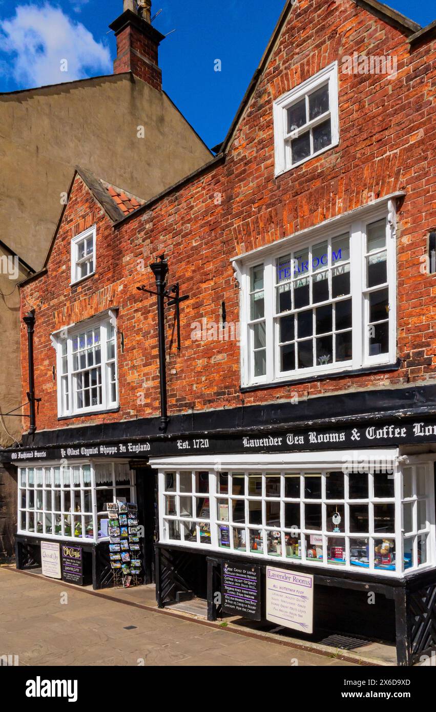 Vista esterna dell'Old Chemist Shop o Ye Oldest Chymist Shoppe in Inghilterra, a Knaresborough, North Yorkshire, Regno Unito, che fu una farmacia dal 1720 al 1997 Foto Stock