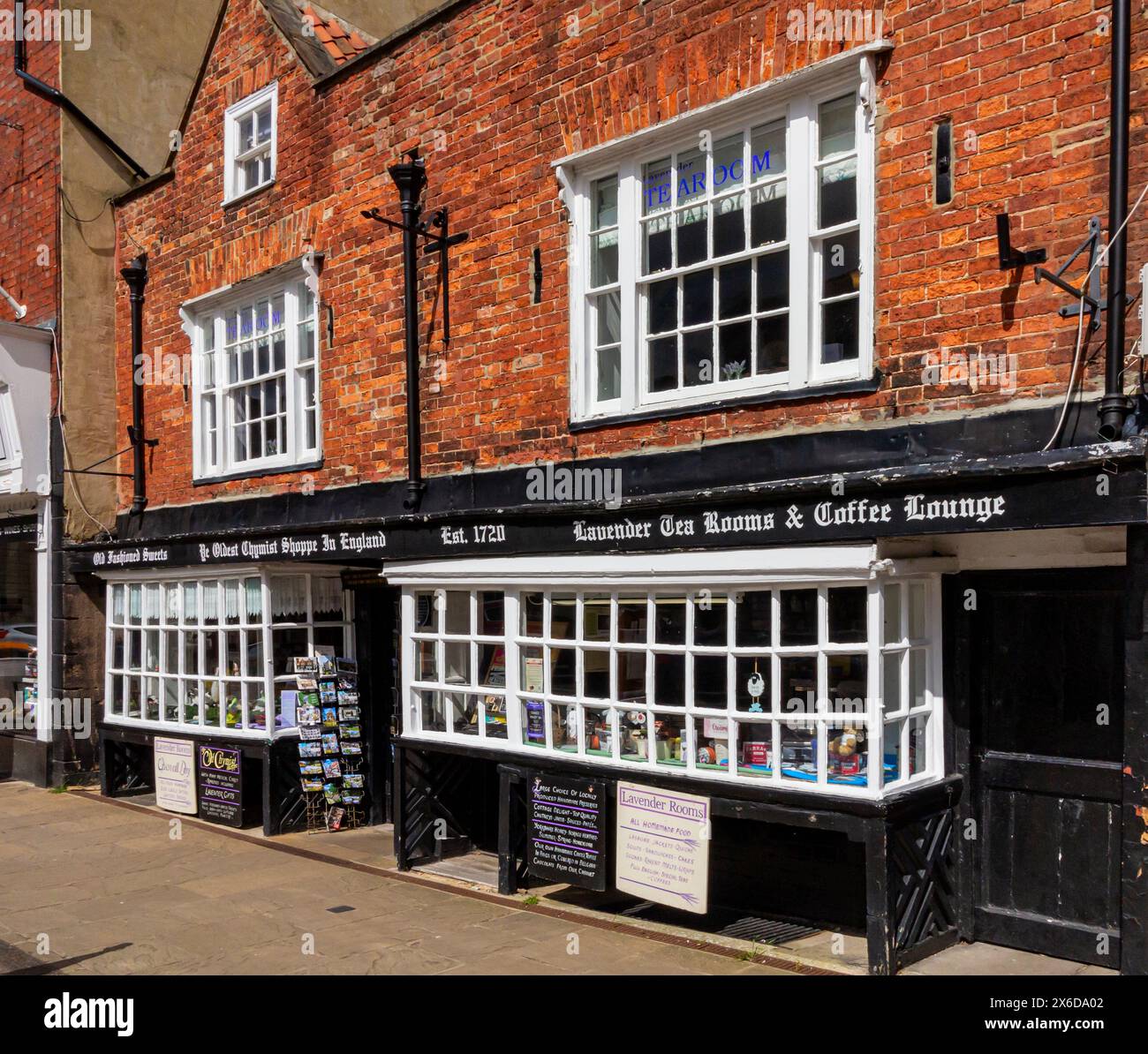 Vista esterna dell'Old Chemist Shop o Ye Oldest Chymist Shoppe in Inghilterra, a Knaresborough, North Yorkshire, Regno Unito, che fu una farmacia dal 1720 al 1997 Foto Stock