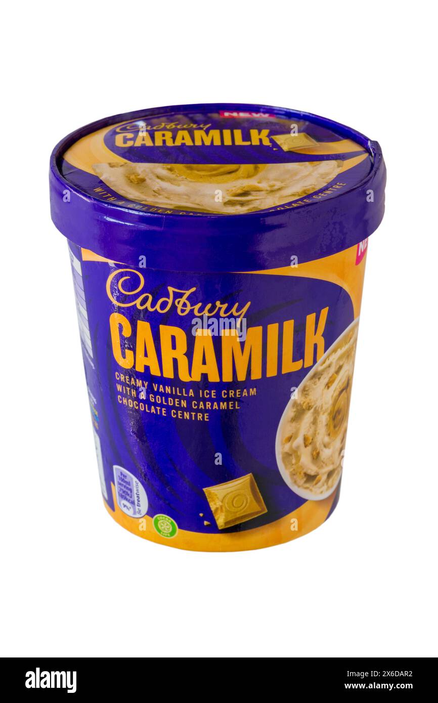 Gelato al Caramilk Cadbury isolato su sfondo bianco - gelato cremoso alla vaniglia con un centro di cioccolato al caramello dorato Foto Stock