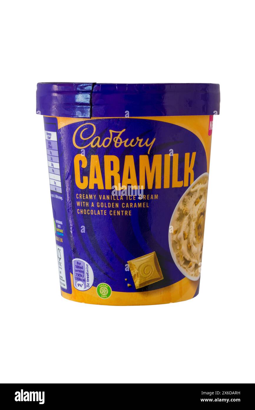Gelato al Caramilk Cadbury isolato su sfondo bianco - gelato cremoso alla vaniglia con un centro di cioccolato al caramello dorato Foto Stock