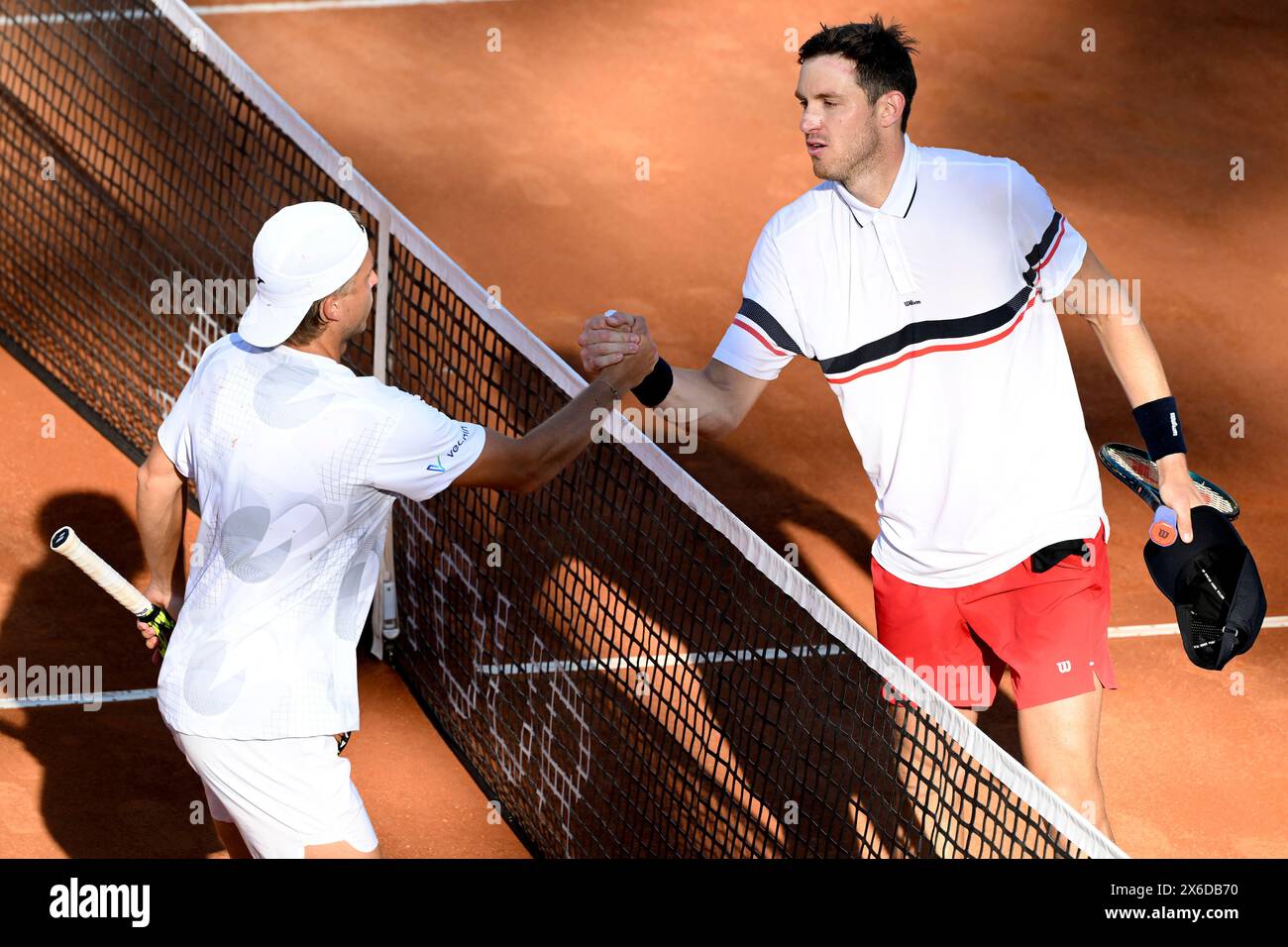 Roma, Italia. 14 maggio 2024. Alexandre Muller di Francia e Nicolas Jarry del Cile si salutano al termine della partita al torneo internazionale BNL d'Italia 2024 al foro Italico di Roma il 14 maggio 2024. Nicolas Jarry ha battuto in finale Alexandre Muller 7-5, 6-3. Crediti: Insidefoto di andrea staccioli/Alamy Live News Foto Stock