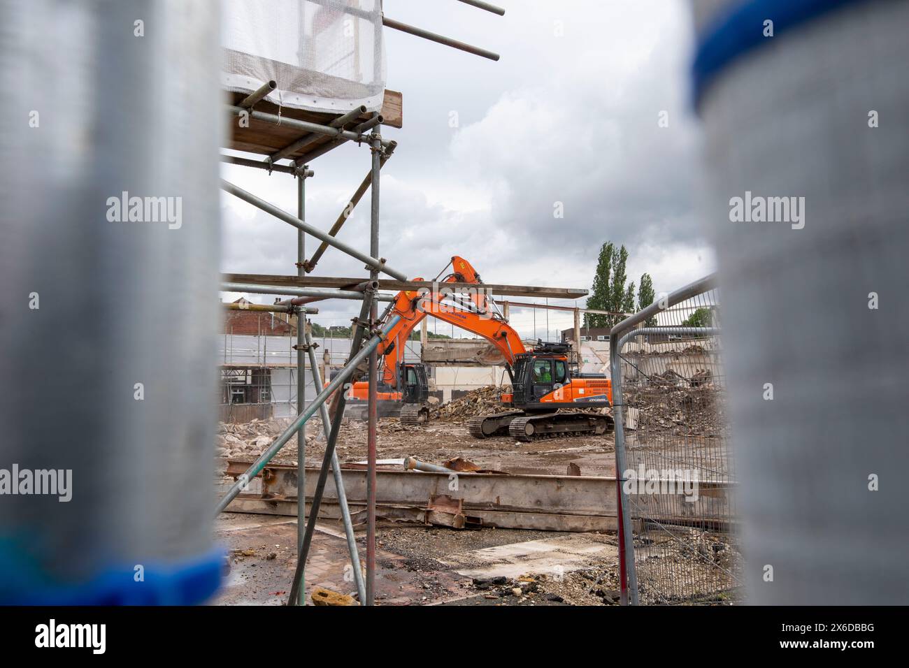 Brighouse, West Yorkshire 14 maggio 2024. La fine di un'epoca in cui l'ex negozio Wilkinsons di Brighouse, West Yorkshire, Regno Unito, viene demolito per far sorgere una nuova Aldi. Crediti: Immagini di mulini a vento/Alamy Live News Foto Stock