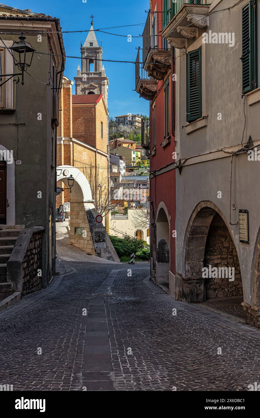 Scorcio del villaggio di montagna di Palena. Portico con archi a punta. Sullo sfondo la chiesa di San Falco e Sant'Antonino Martire. Foto Stock