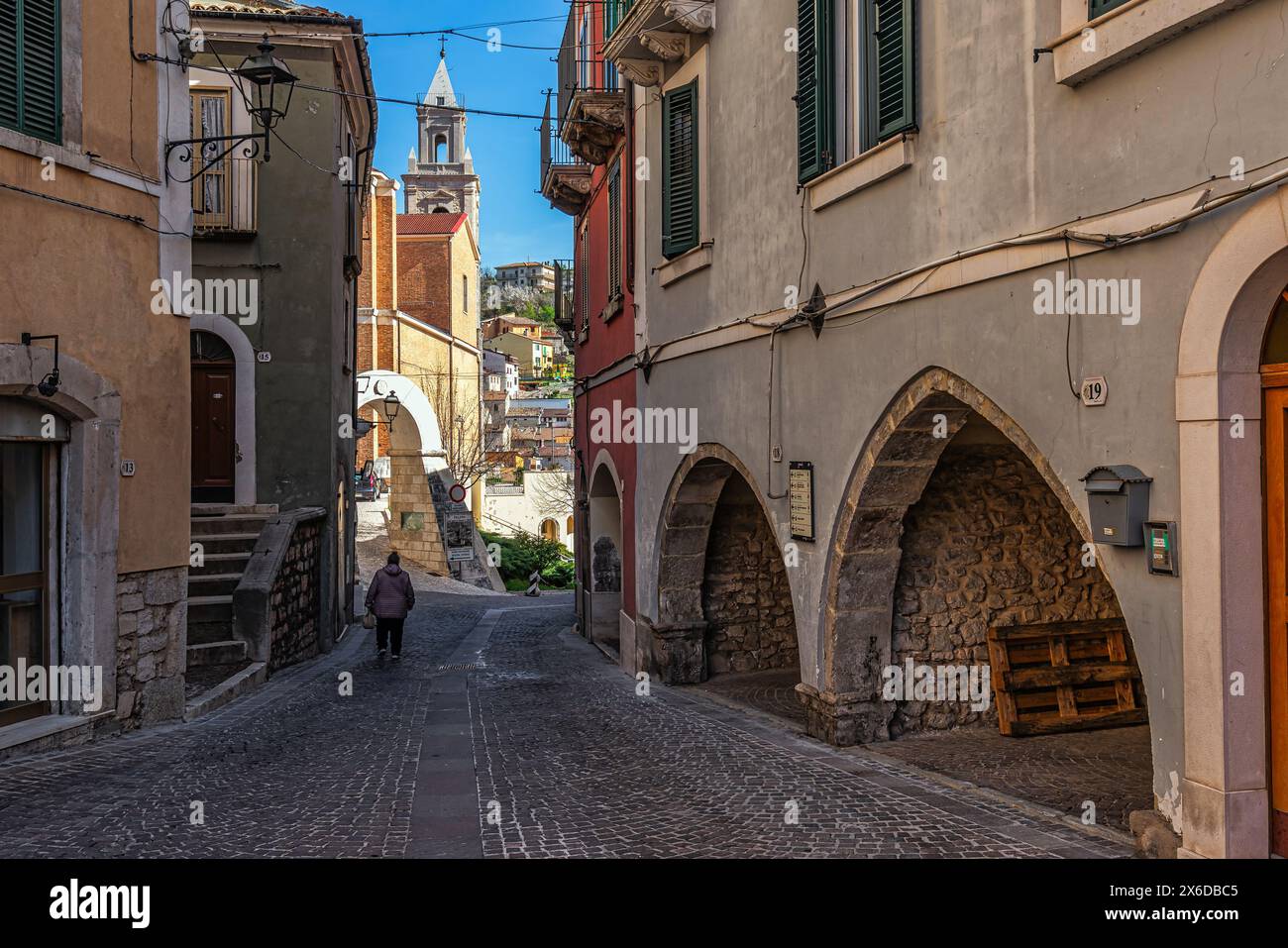 Scorcio del villaggio di montagna di Palena. Portico con archi a punta. Sullo sfondo la chiesa di San Falco e Sant'Antonino Martire. Foto Stock