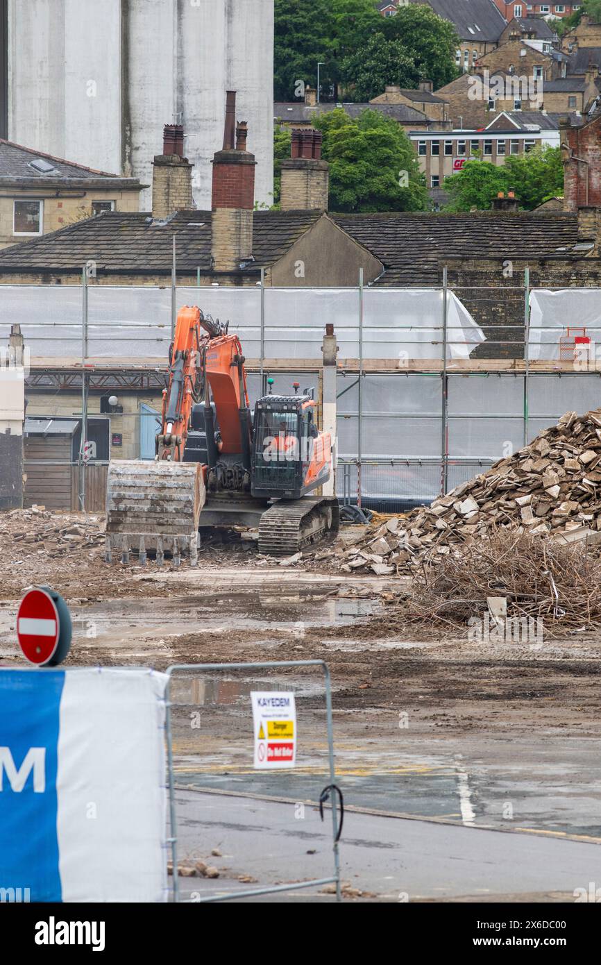 Brighouse, West Yorkshire 14 maggio 2024. La fine di un'epoca in cui l'ex negozio Wilkinsons di Brighouse, West Yorkshire, Regno Unito, viene demolito per far sorgere una nuova Aldi. Crediti: Immagini di mulini a vento/Alamy Live News Foto Stock