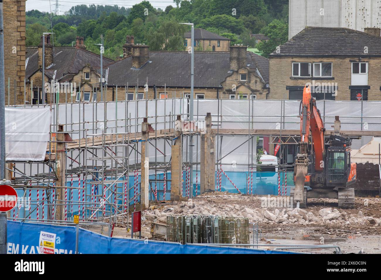 Brighouse, West Yorkshire 14 maggio 2024. La fine di un'epoca in cui l'ex negozio Wilkinsons di Brighouse, West Yorkshire, Regno Unito, viene demolito per far sorgere una nuova Aldi. Crediti: Immagini di mulini a vento/Alamy Live News Foto Stock