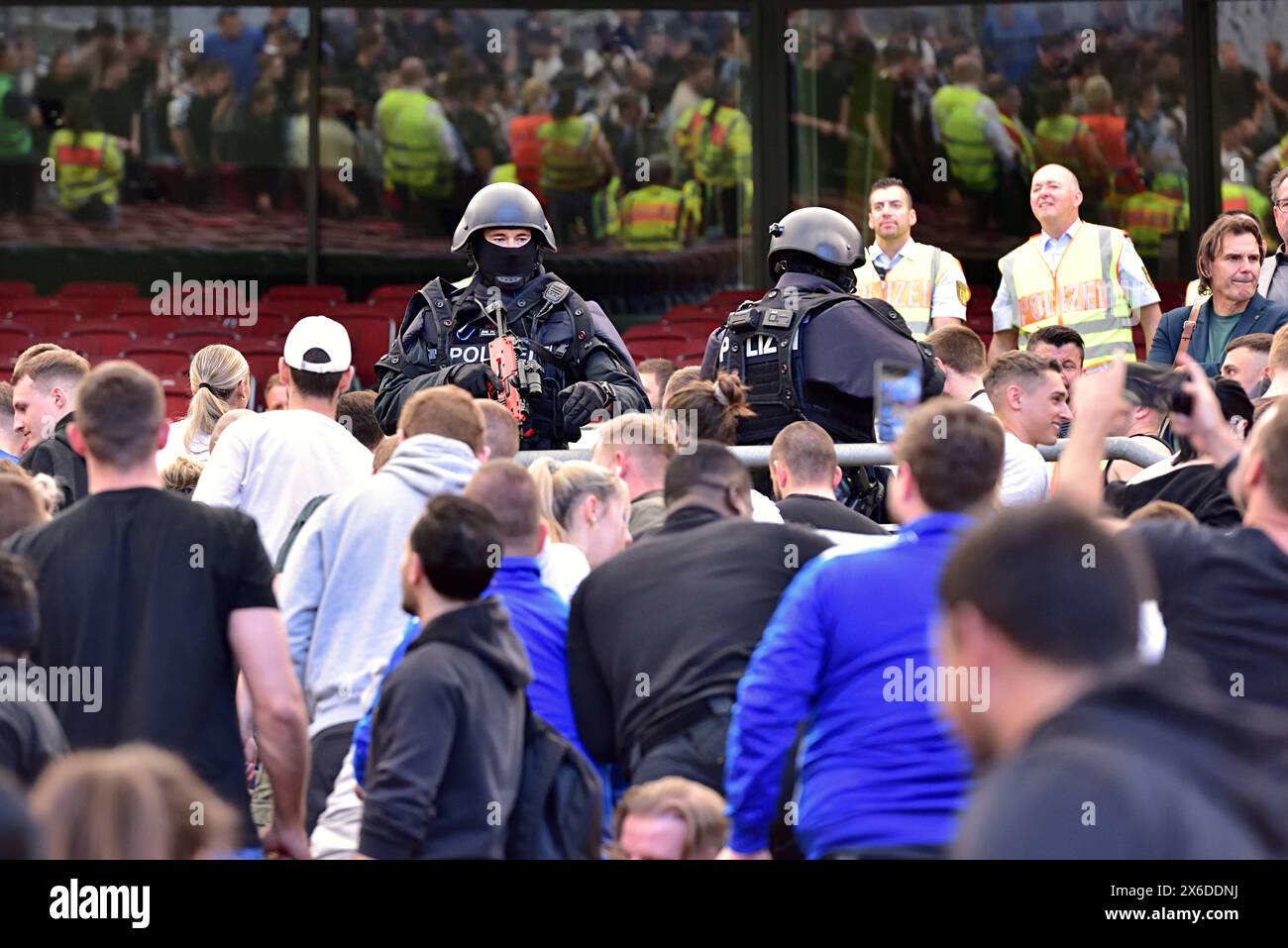 Einsatz im Stadion Übung der Polizei a Stoccarda in Anwesenheit von Baden Württembergs Innenminister Thomas Strobl. Geübt wurde ein Angriffsszenario in einem Fussballstadion mit mehreren Verletzen im Vorfeld der kommenden Fussball Europameisterschaft in Deutschland. Stuttgart MHP Arena Baden Württemberg Deutschland *** esercitazione dello stadio di polizia a Stoccarda alla presenza del ministro degli interni del Baden Württembergs Thomas Strobl uno scenario di attacco in uno stadio di calcio con diversi infortuni è stato praticato in vista del prossimo Campionato europeo di calcio in Germania Stuttgart MHP Arena Ba Foto Stock