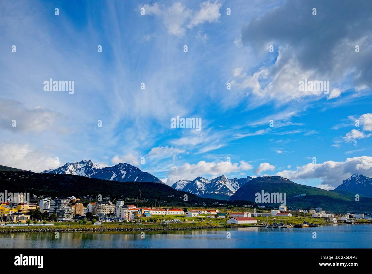 Grazie alla sua posizione, Ushuaia è perfetta come terminal delle navi da crociera per le popolari navi da crociera antartiche, avendo accesso al Canale di Beagle. Foto Stock