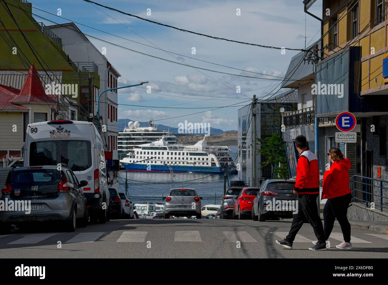 Grazie alla sua posizione, Ushuaia è perfetta come terminal delle navi da crociera per le popolari navi da crociera antartiche, avendo accesso al Canale di Beagle. Foto Stock