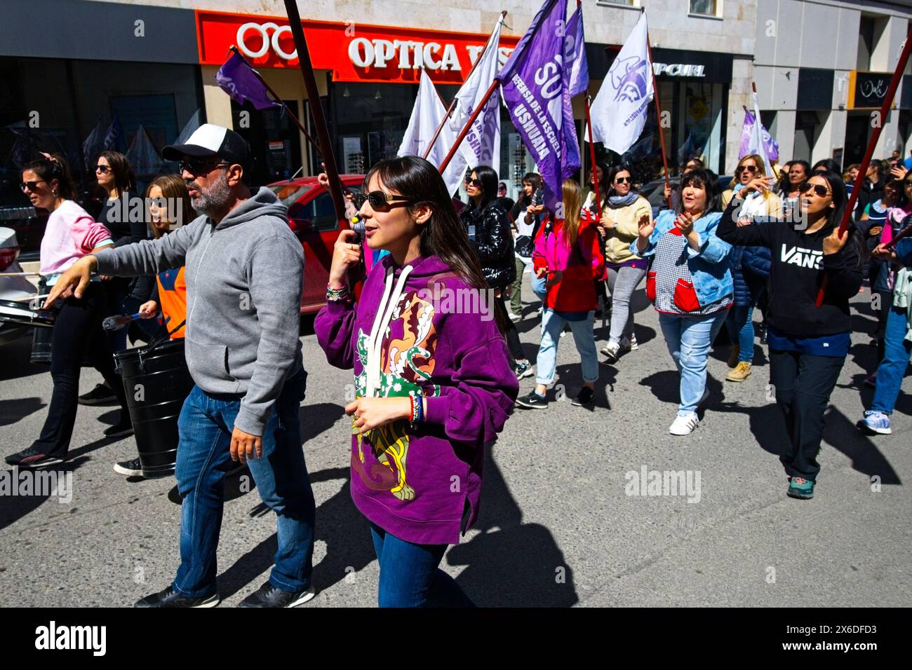Una marcia di protesta degli insegnanti a Ushuaia subito dopo l'elezione del presidente Javier Milea. Foto Stock